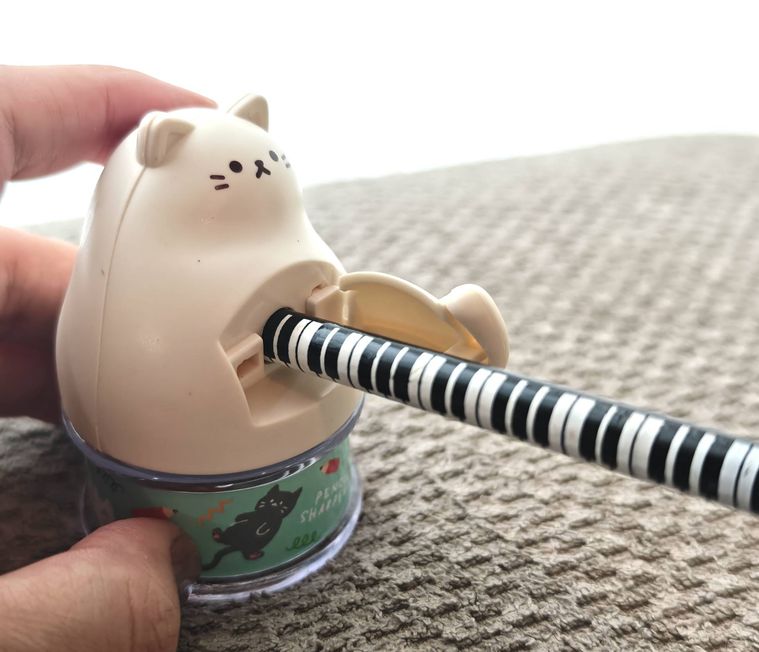 ネコのお尻えんぴつ削りを使っている様子