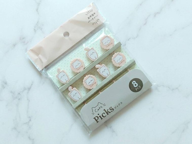 Cats picksが机の上に置いてある