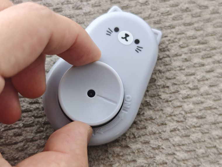 たまごの穴あけ器 ネコを使っている様子