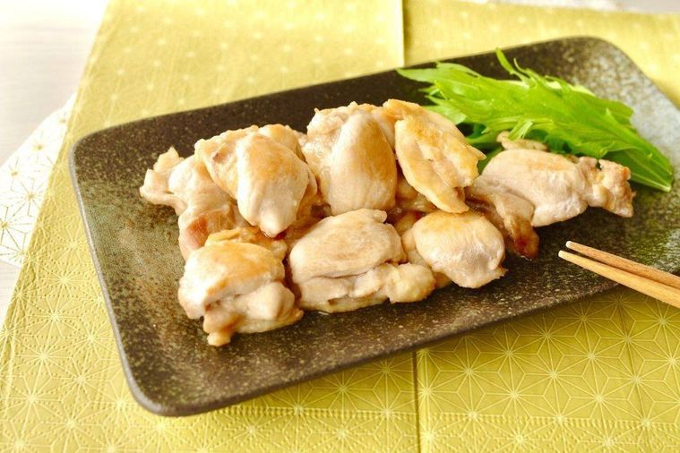 黒い器に盛られた手羽トロの塩焼き