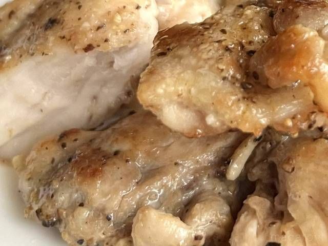 肉汁がしたたる調理後の手羽とろ