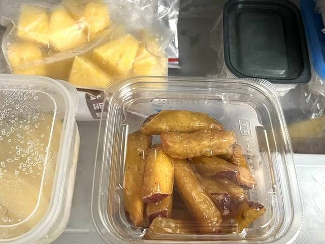 冷凍室におさつスティックを入れている