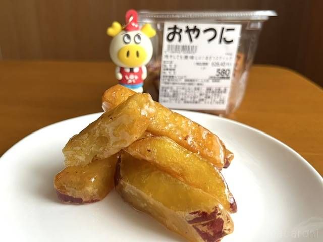 ロピアの大学芋が皿に盛られている