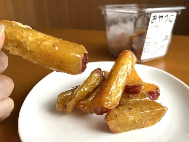 おさつスティックをつまんでいる