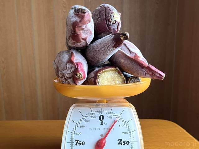 冷凍焼き芋の総重量を測っている
