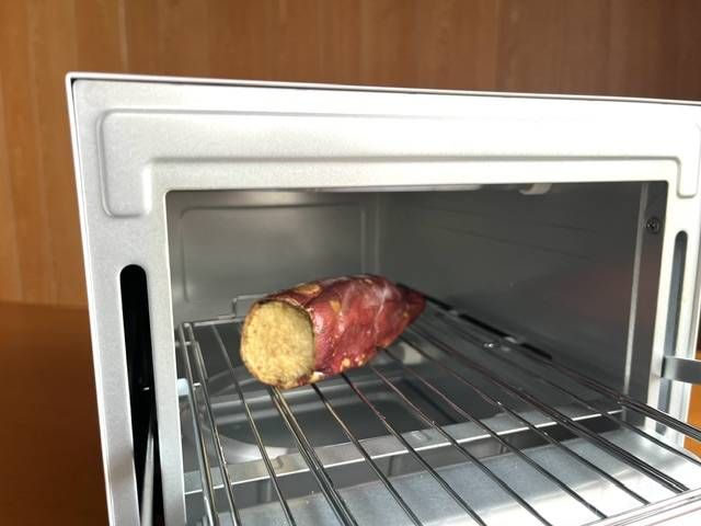 冷凍焼き芋がオーブントースターに入ってる