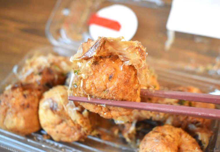 西友の5種のだし使用たこ焼を箸で持った様子