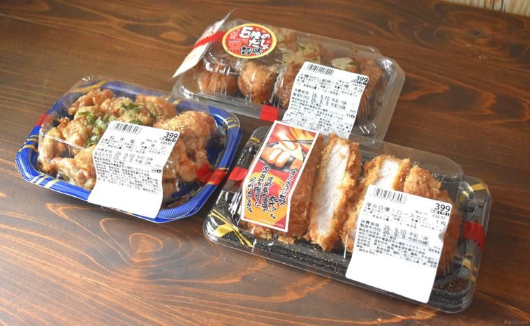 西友のお惣菜3種がテーブルに並んでいる