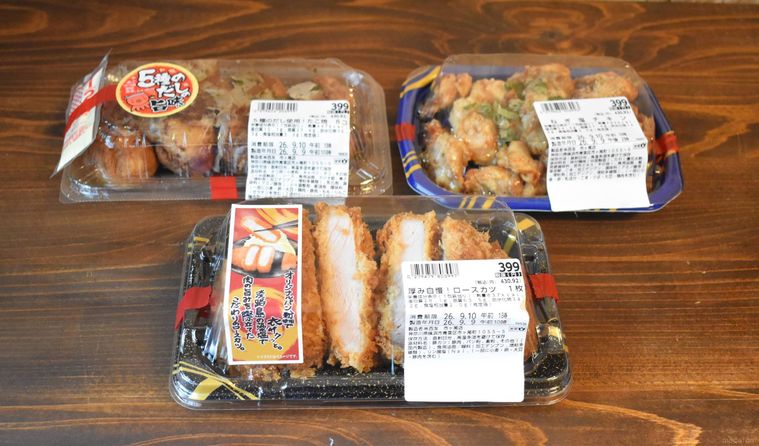 西友の惣菜3種がテーブルに置かれている