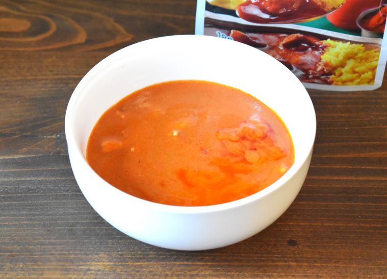 西友のみなさまのお墨付き 完熟トマトとバターのコク バターチキンカレーを器に移したところ