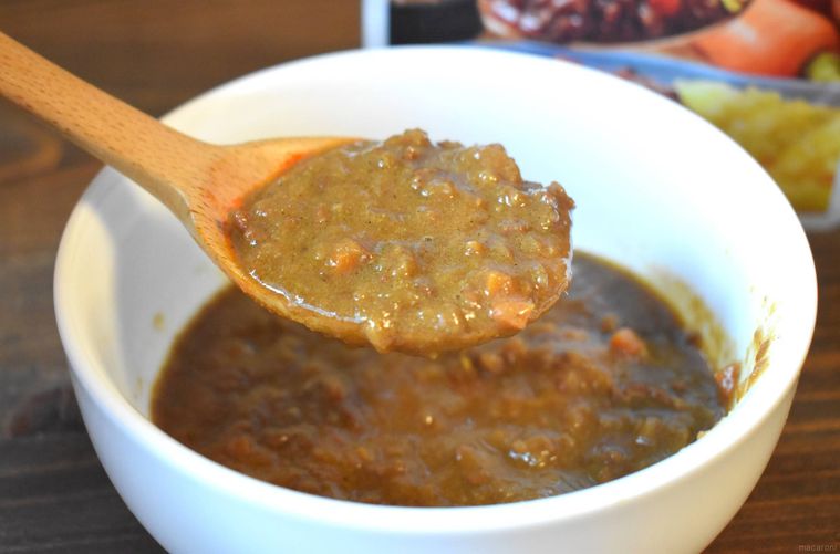 西友のみなさまのお墨付き 爽やかにカルダモン香る キーマカレーをスプーンですくっている