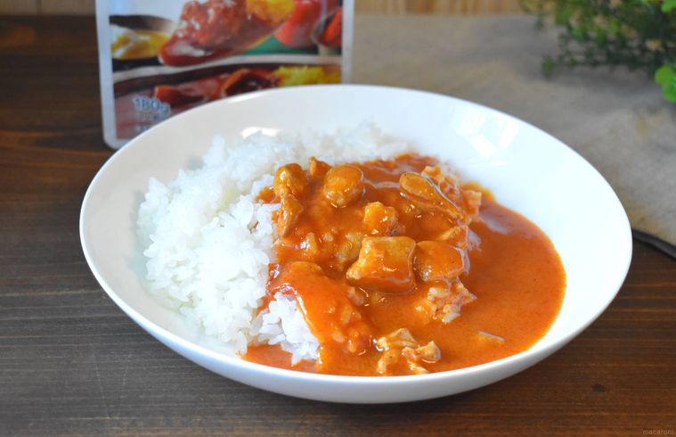 西友完熟トマトとバターのコク バターチキンカレーをごはんと一緒に盛ったところ