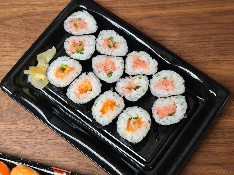 たっぷりネギトロとサーモン中巻が机の上に置いてある