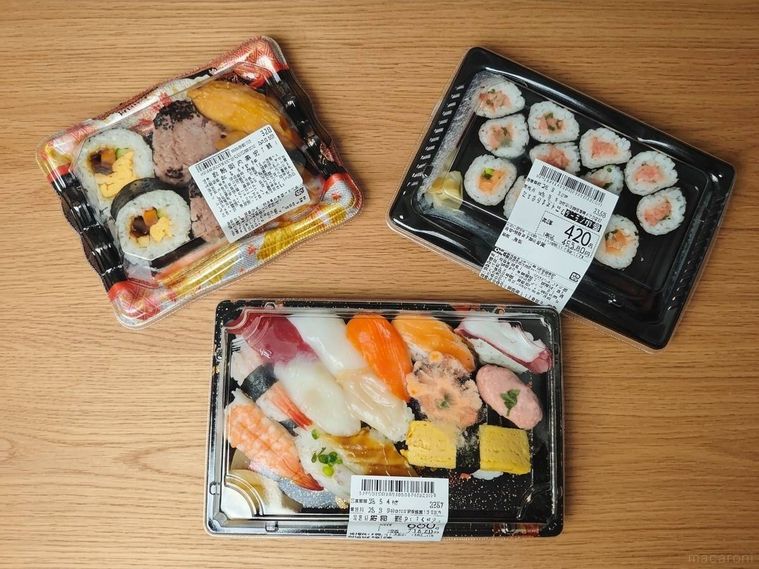 オーケーストアのお寿司が机の上に置いてある