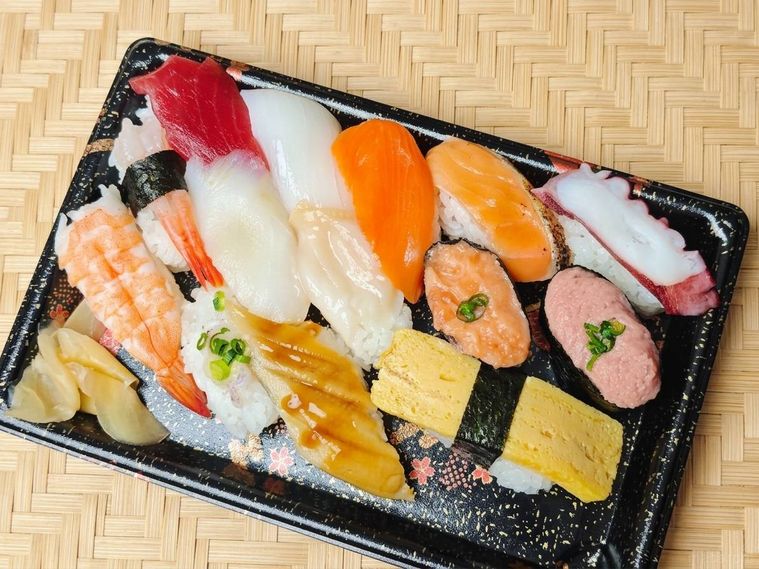 にぎり寿司 彩か14カンが机の上に置いてある