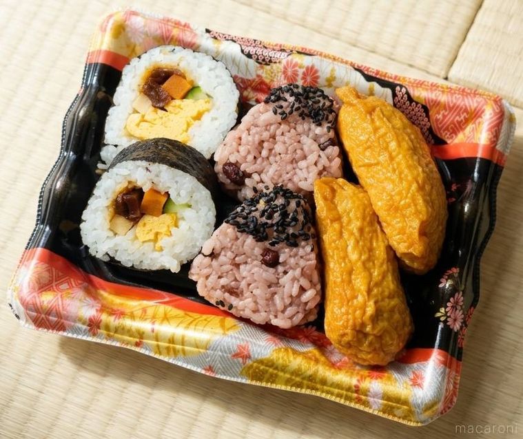 赤飯助六寿司華が机の上に置いてある