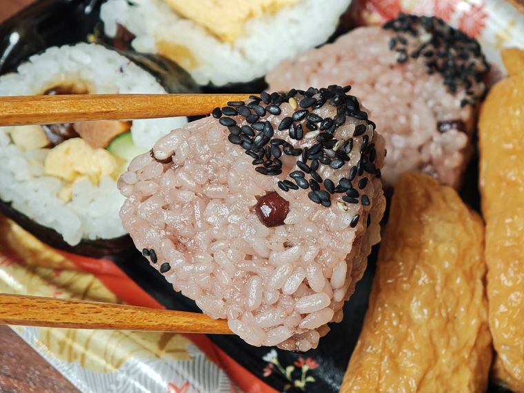赤飯助六寿司華の赤飯をお箸でとっている様子