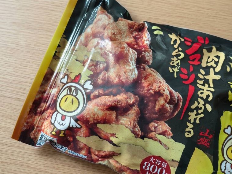 ロピアからあげの山が机の上に置いてある