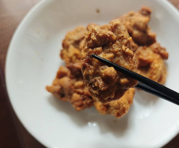 ロピアのからあげの山を箸で持ち上げている様子