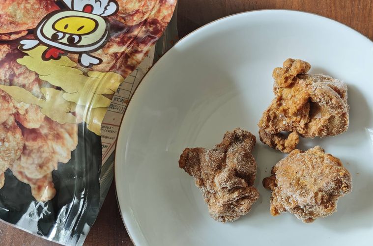 ロピアからあげの山を温めようとしている様子
