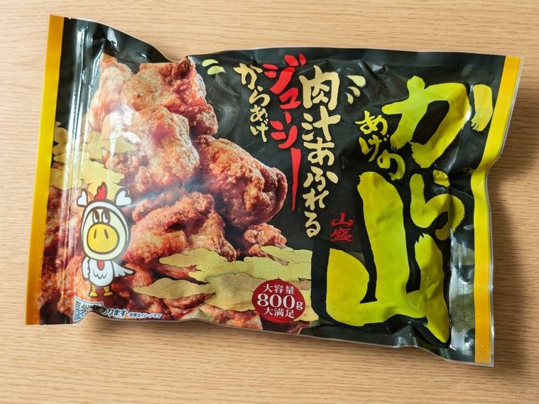 ロピアのからあげの山が机の上に置いてある