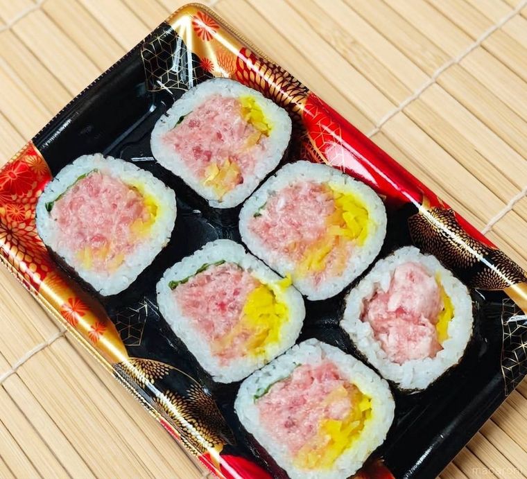 ロピア魚萬ほぼ海鮮巻きとろたくが机の上に置いてある