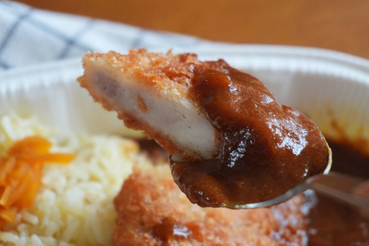 欧風カツカレーを持ち上げている