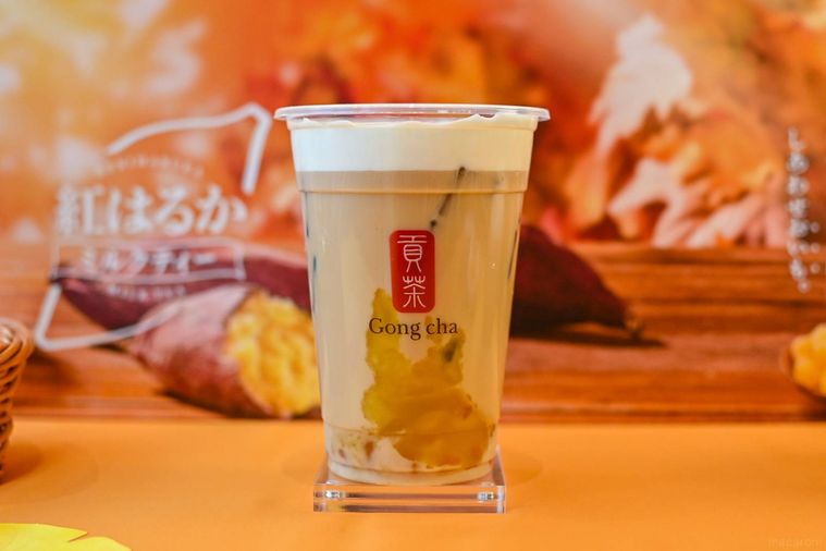 芋のアイスミルクティーを正面から