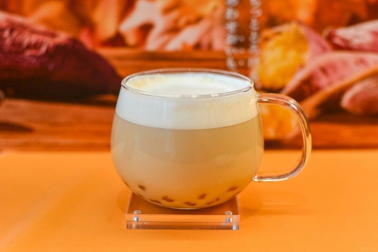 芋のホットミルクティーを正面から