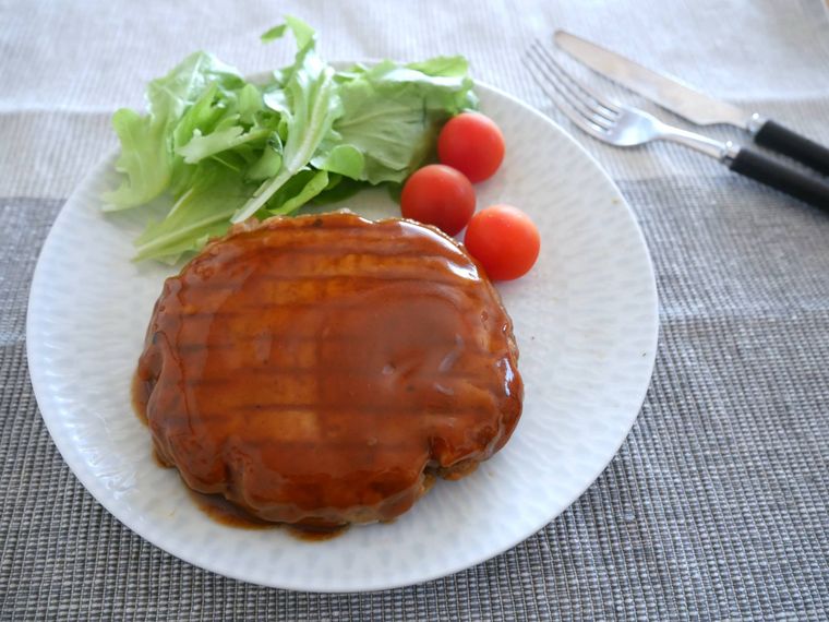 お皿にハンバーグとサラダがのった様子