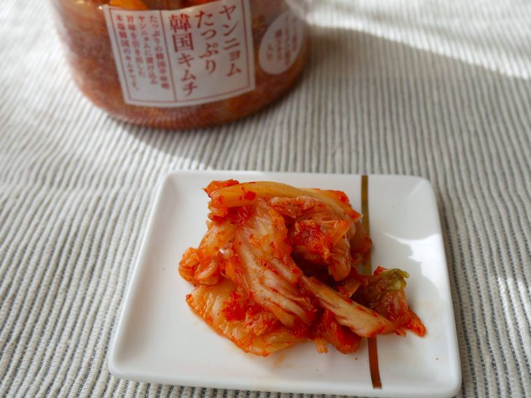 ヤンニョムたっぷり韓国キムチをお皿にのせた様子