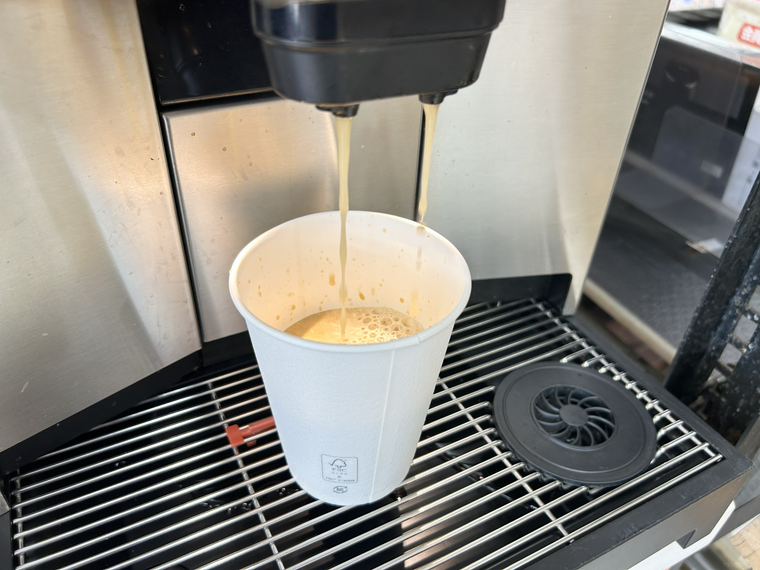 コーヒーマシーンでコーヒーを淹れるところ