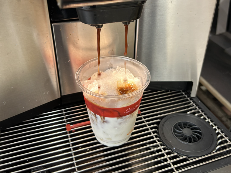 コーヒーマシーンでアイスカフェラテを淹れるところ