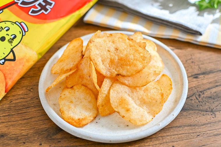 お皿に盛ったポテトチップス
