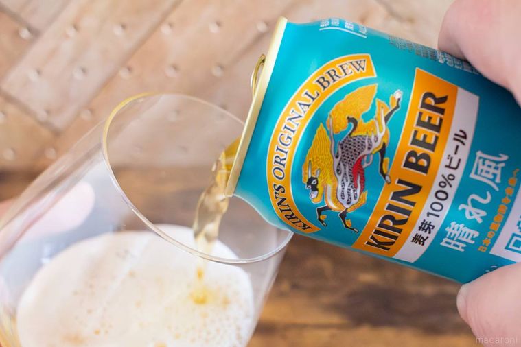 ビールをグラスに注いでいる様子