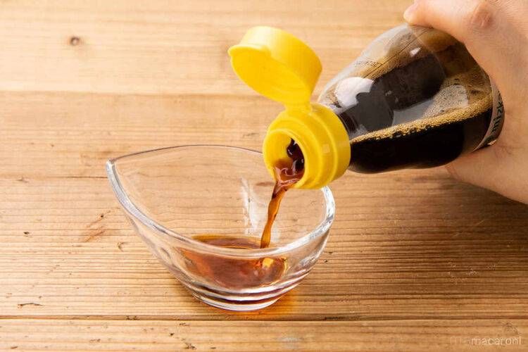 醤油をお皿に出している様子