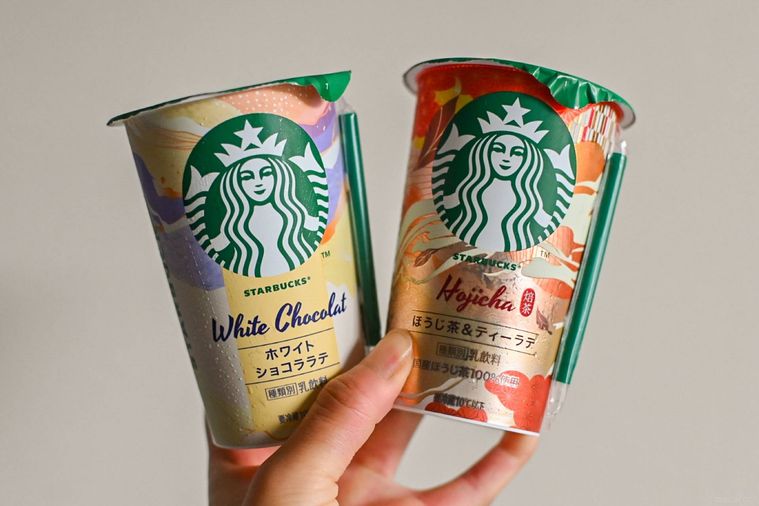 2つのチルドカップを持っているところ