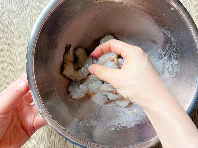えびを塩と片栗粉でもむ様子