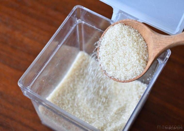 ケースに入った砂糖をスプーンですくう様子