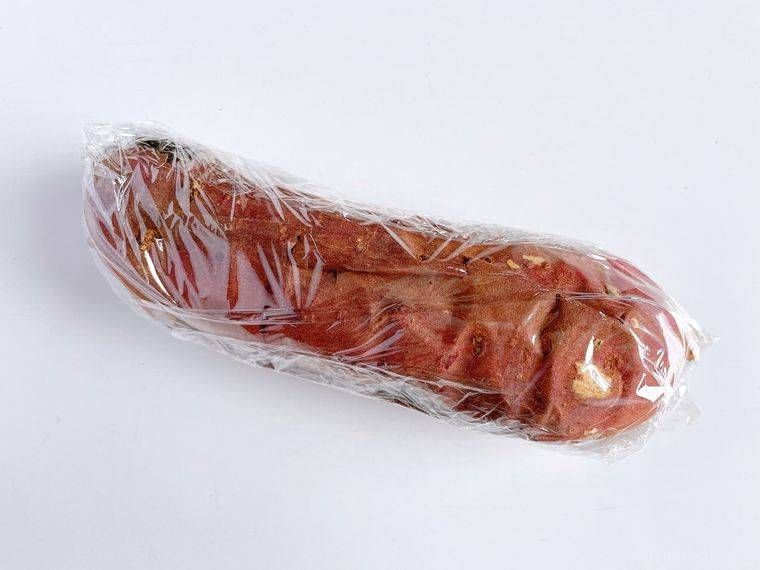 レンジ加熱したさつまいもをラップで包んだもの