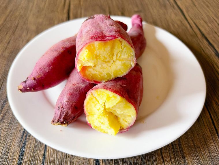 白色の皿に盛られた電子レンジで加熱したさつまいも