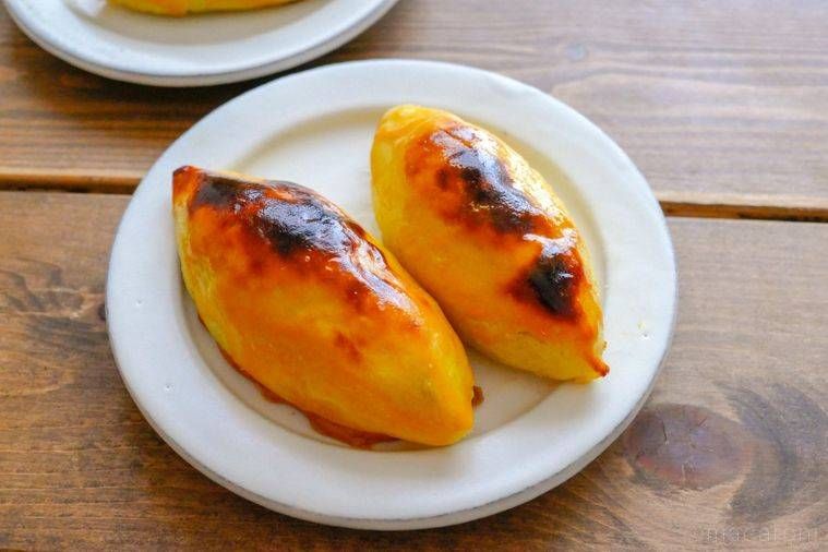 白色の皿に盛られたスイートポテト