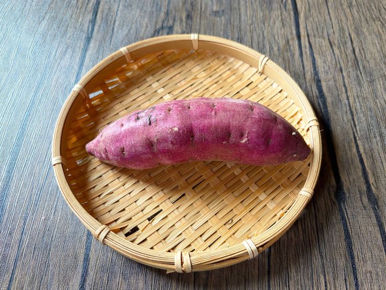 ザルに盛られたさつまいも