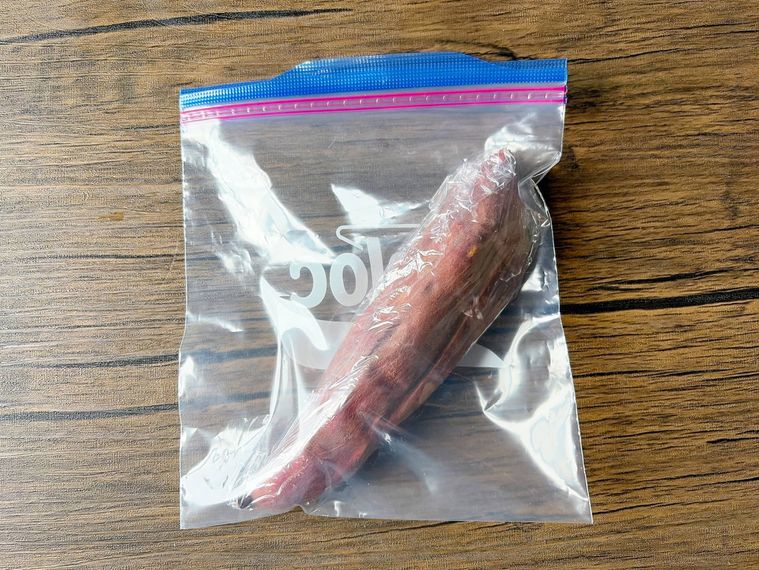 ラップで巻いてフリーザーバッグに入れた焼き芋
