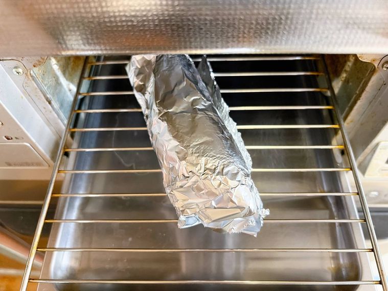 魚焼きグリルで焼き芋を温める様子