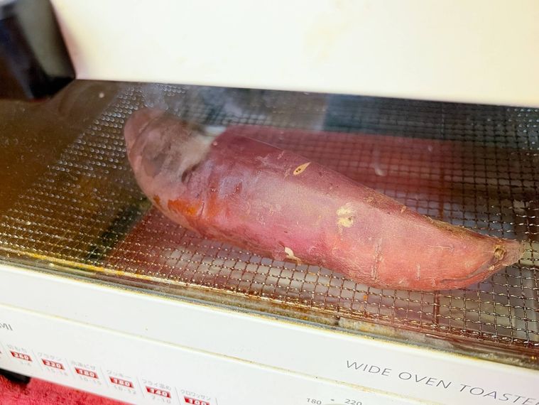 レンジ加熱したあとオーブントースターで焼き芋を温める様子