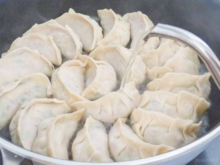 餃子に熱湯をかけている様子