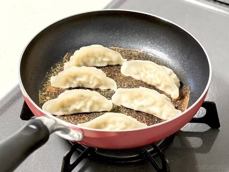 餃子がフライパンにくっついている様子