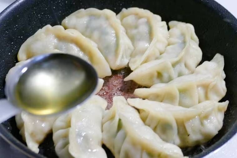 餃子に油をかけようとしている様子