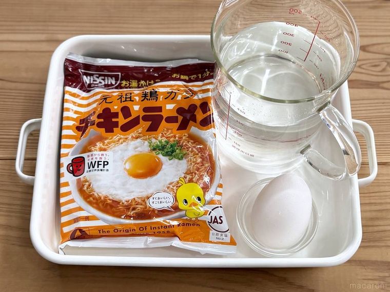 チキンラーメン、水、卵をバットに並べた様子